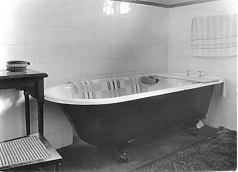 Utilitarian_Bathroom